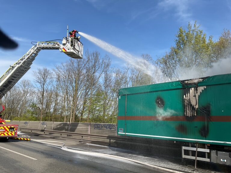 Auf der A45 bei Dortmund brennt Abfall auf einem Sattelauflieger
