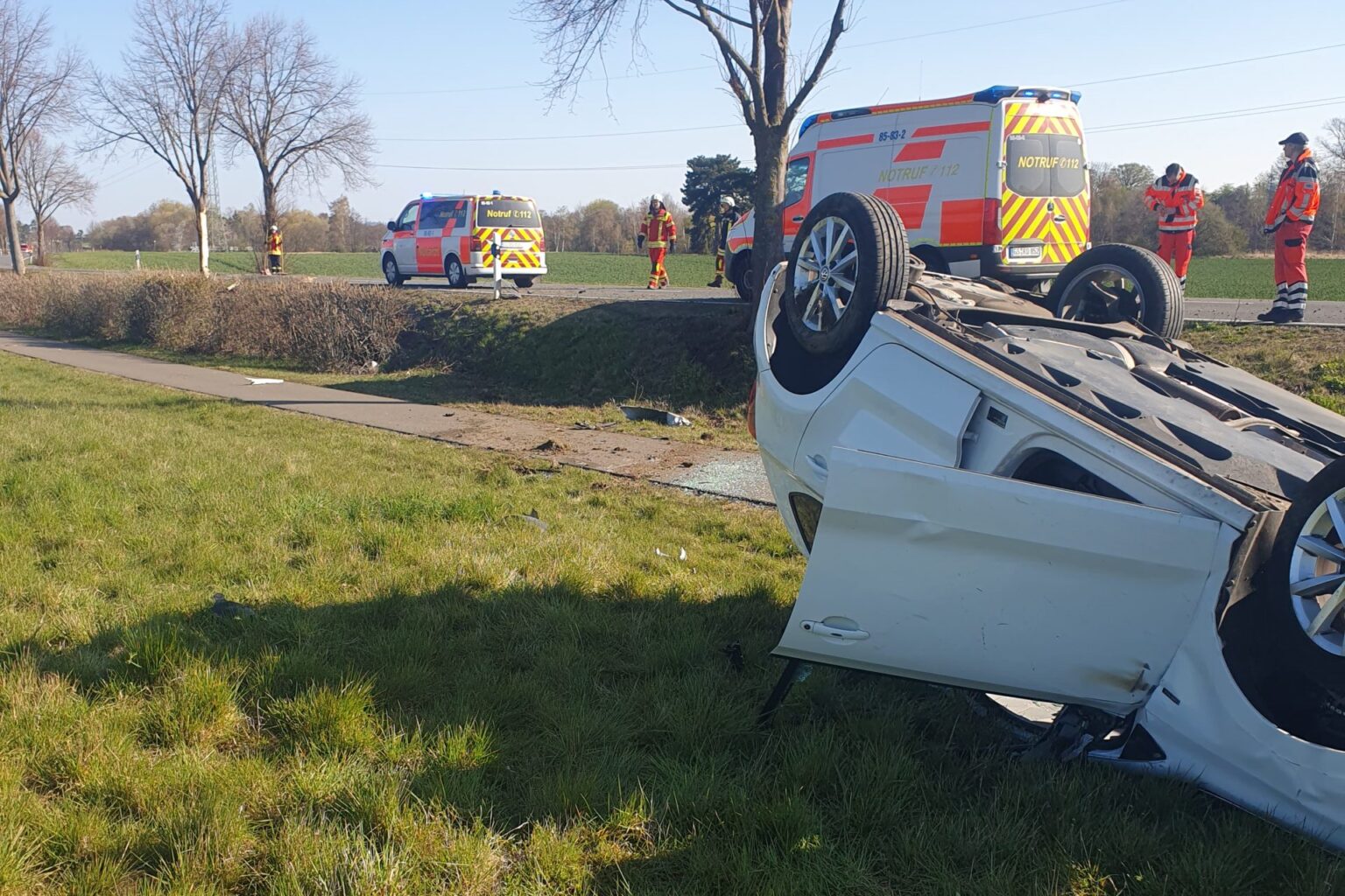 Auto überschlägt sich bei Langelsheim und landet auf dem Dach