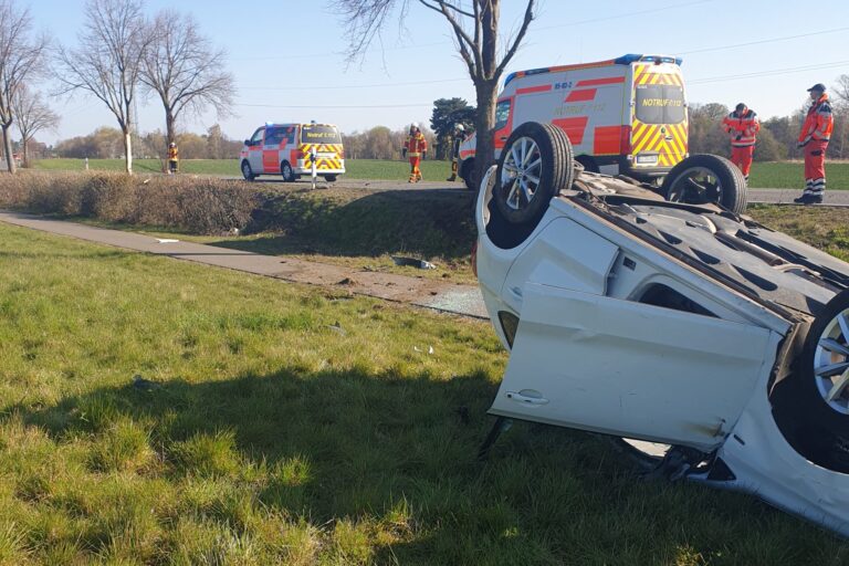 Auto überschlägt sich bei Langelsheim und landet auf dem Dach