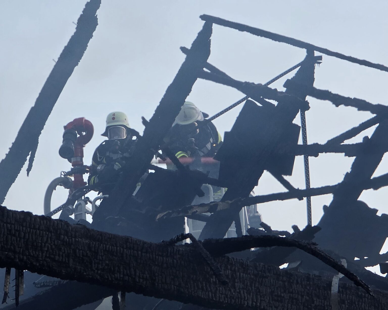 Nach schwerem Gebäudebrand in Bostel laufen umfangreiche Nachlöscharbeiten