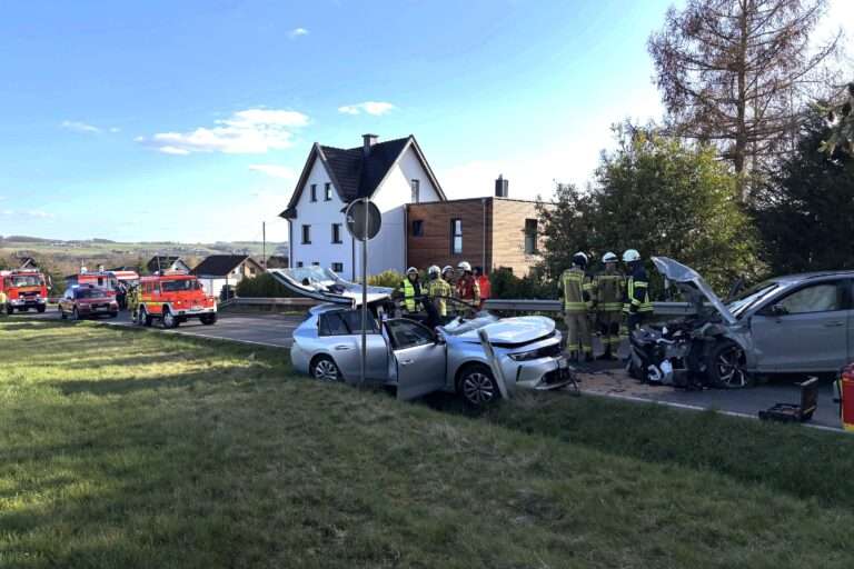 Drei Autos stoßen bei Etscheid zusammen: Vier Menschen verletzt
