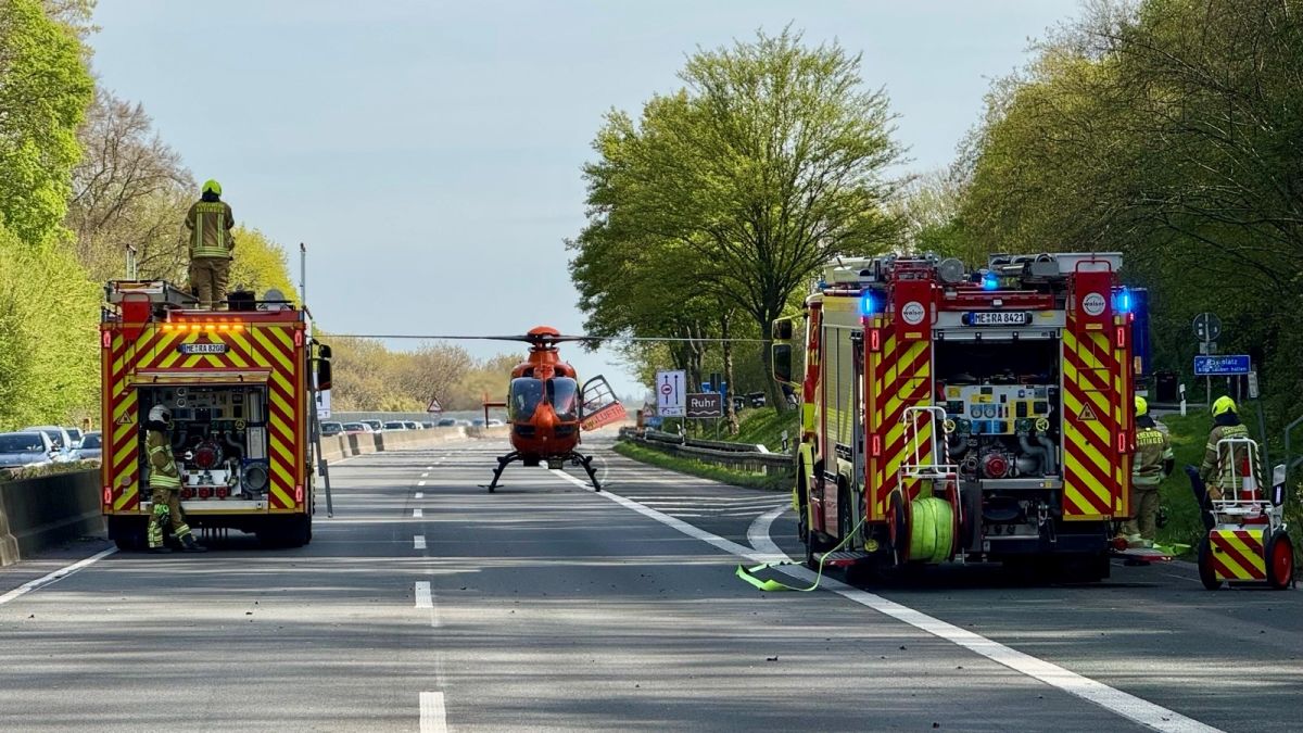 Zwei Autos stoßen auf der A52 bei Ratingen zusammen: Fünf Menschen verletzt