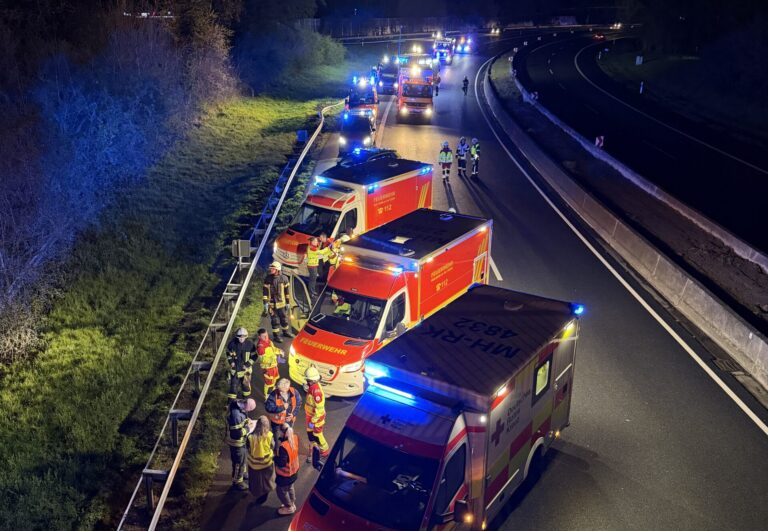 Schwerer Autobahnunfall in Mülheim legt die A40 Richtung Essen lahm
