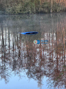 In Sendenhorst ist ein Auto in einen Teich am Meerbach geraten und aufwendig geborgen worden.