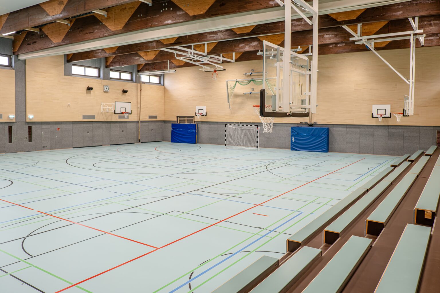 Die Sporthalle des Ludwig-Erhard-Berufskollegs in Münster ist nach der Sanierung wieder geöffnet.