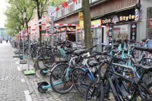 In der Windthorststraße in Münster entstehen neue Fahrrad-Parkzonen und zwei Sitzinseln auf Probe.