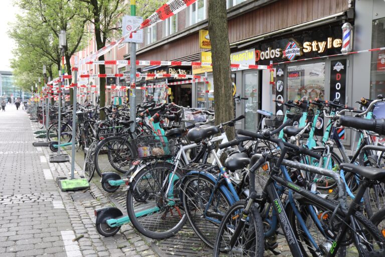 In der Windthorststraße in Münster entstehen neue Fahrrad-Parkzonen und zwei Sitzinseln auf Probe.