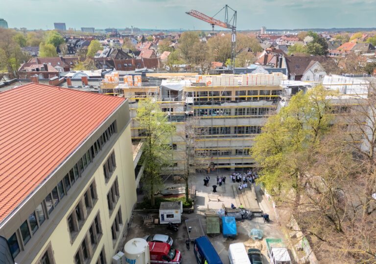 Die Erweiterung des Schillergymnasiums in Münster nimmt Form an. Nach den Sommerferien soll das neue Stockwerk genutzt werden.