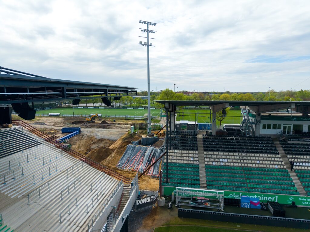 Am Preußenstadion in Münster wird ein alter Flutlichtmast abgebaut. Grund ist die neue LED-Beleuchtung und der Bau in der Südost-Ecke.