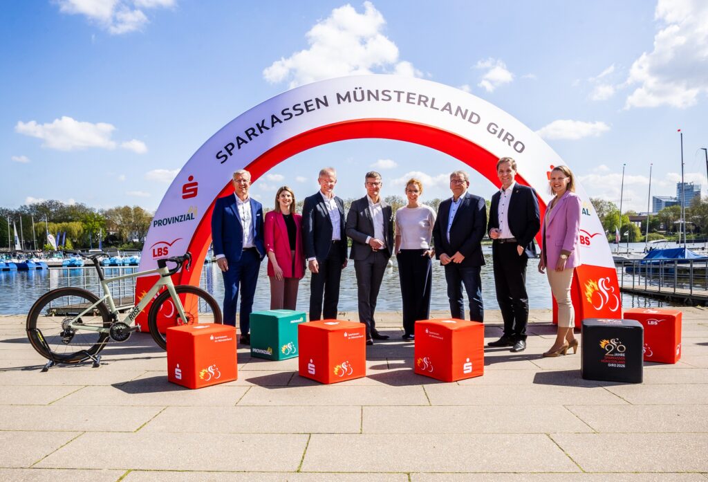 Der Sparkassen Münsterland Giro ist bis 2030 gesichert. 2026 startet das Jubiläumsrennen erstmals in Borken und endet in Münster.