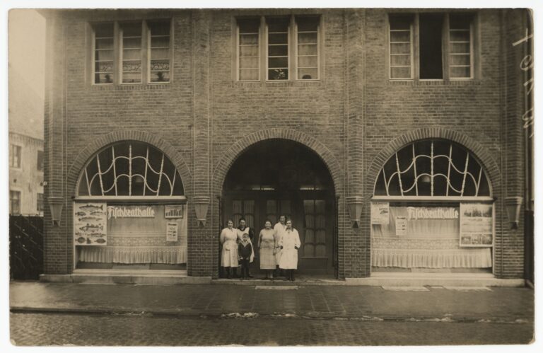 Das Stadtmuseum Münster zeigt Fotos und Objekte zur 100-jährigen Geschichte der Fischbrathalle.