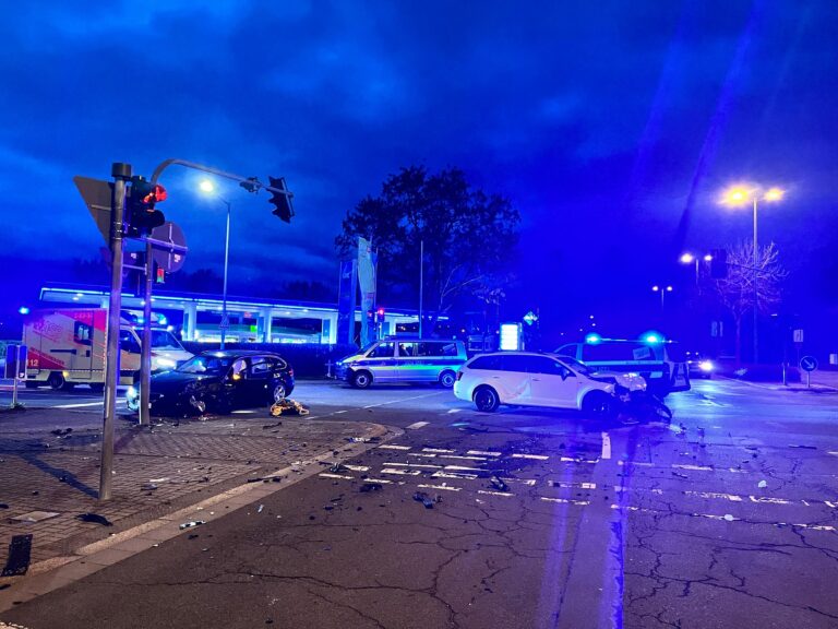 Bei einem Unfall an einer Erfurter Kreuzung wird eine Frau schwer verletzt