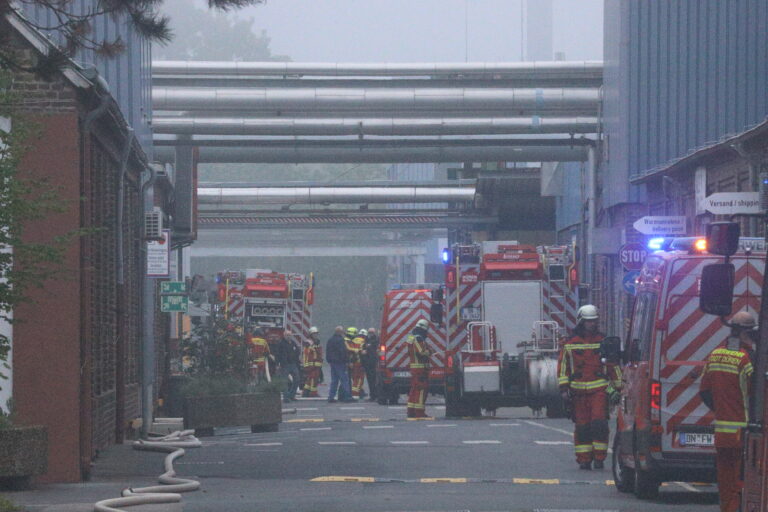 Großeinsatz in Düren: Feuer auf Industriedach beschäftigt 100 Einsatzkräfte