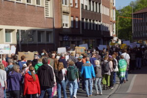 "Reiche, es reicht" 1.200 setzen Zeichen gegen fossiles Gas – Klimagerechtigkeit bleibt zentrale Forderung Am Freitag, 24.04. protestierte FridaysForFuture in Münster gegen die Pläne der Bundesregierung zum Gasausbau und für die Energiewende. Die Demonstration mit 1.200 Teilnehmenden war Teil eines bundesweiten Gas-Aktionstag mit Aktionen in 55 Städten. Im Zentrum der Proteste stand die Kritik an der fortschreitende Abhängigkeit von fossilem Gas. "Katharina Reiche, Sie lassen die Katastrophe nicht nur kommen, sie rollen ihr sogar den roten Teppich aus." - addressiert die Rednerin Clara Lefering die Wirtschaftsministerin auf der Kundgebung. Zuletzt gab es einen öffentlichen Aufschrei um Wirtschaftsministerin Reiche: Sie fragte die EnBW nach Argumenten für Gaskraftwerke und gegen Batteriespeicher als Backup für die Erneuerbaren. Bereits jetzt ist Reiche durch interne Konflikte geschwächt. Auch die Verabschiedung des umstrittenen Heizungsgesetzes wurde wegen Differenzen zwischen Union und SPD verschoben. "Katherina Reiche und die CDU sind auf dem besten Weg, die Energie- und Wärmewende in Deutschland zu beerdigen. Statt Lobby-Geschenke für fossile Konzerne braucht es den konsequenten Ausbau von erneuerbaren Energien, Speichern und nachhaltiger Wärmeversorgung. Nur so schaffen wir eine klimaneutrale und sozial gerechte Zukunft." sagt Paula Niewald von FridaysForFuture. Neben Redebeiträgen von Klimaaktivist*innen und Vertreter*innen zivilgesellschaftlicher Organisationen gab es kreative Protestaktionen, darunter ein Gaskraftwerk mit einer überdimensionierten Rechnung an die Bundesregierung, die die Auswirkungen fossiler Energien sichtbar machte. Die Demonstrierenden zeigten sich solidarisch und entschlossen. FridaysForFuture kündigt an, den Druck weiter zu erhöhen und sich auch in Zukunft entschieden gegen fossile Projekte und für Klimagerechtigkeit einzusetzen. Am 30. Mai plant die Klimagruppe die nächste Großdemo in Hamm im Rahmen der Gas-Aktionstage im Ruhrgebiet. "Gemeinsam haben wir heute ein starkes Zeichen gesetzt: Die Zeit der fossilen Scheinlösungen ist vorbei. Während Konzerne profitieren, zahlen viele Menschen die Rechnung – durch steigende Energiepreise und unsichere Versorgung. Das ist keine Politik für die Menschen, sondern gegen sie. Das ist eine Abkehr von bereits investierter Energiewende und ein politisches Versagen." - sagt Damian Essing, einer der Organisator*innen. "Wir haben gezeigt, der gesellschaftliche Wille und die Lösungen für einen schnellen Ausbau von sauberen Erneuerbaren und einer Abkehr vom dreckigen Gas ist längst da."