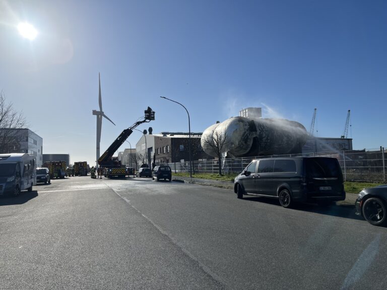 Feuer im Fischereihafen: Nach Schweißarbeiten brennt Isolierung eines LPG-Tanks