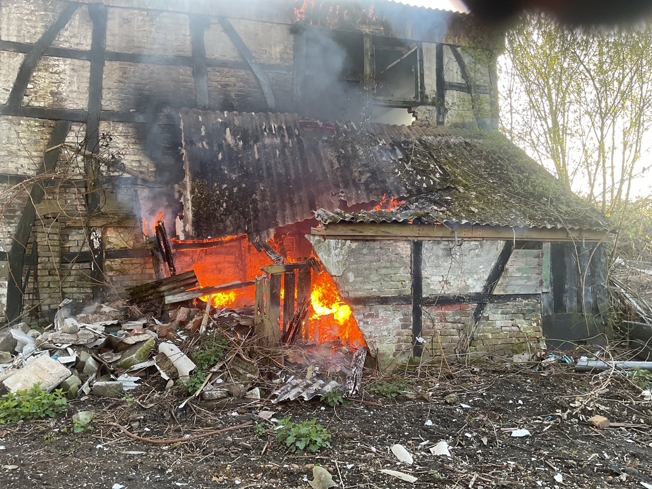 Alte Hütte in Bövinghausen brennt, Feuerwehr löscht von außen