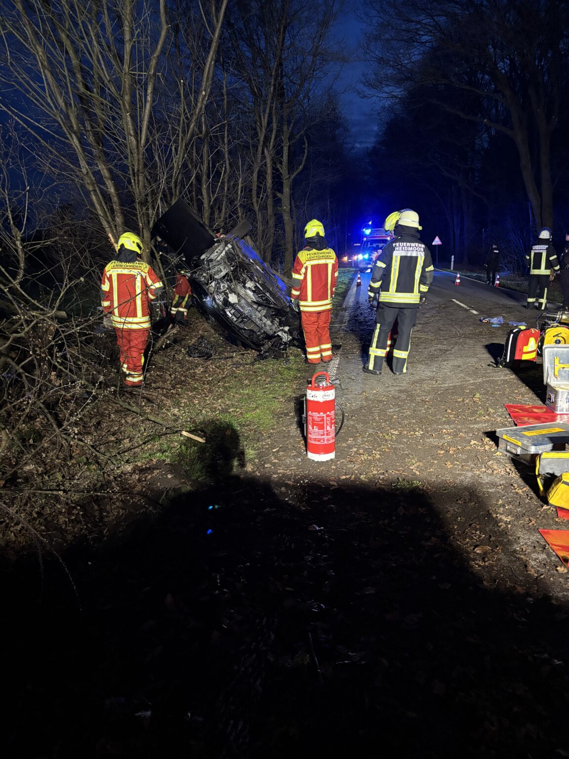 Schwerer Unfall bei Heidmoor: Auto landet auf dem Dach, Feuerwehr rettet Person