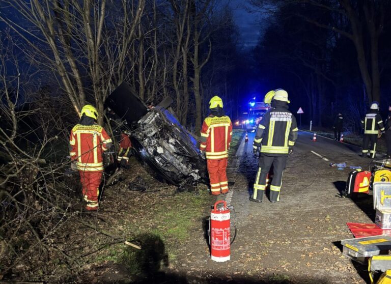 Schwerer Unfall bei Heidmoor: Auto landet auf dem Dach, Feuerwehr rettet Person
