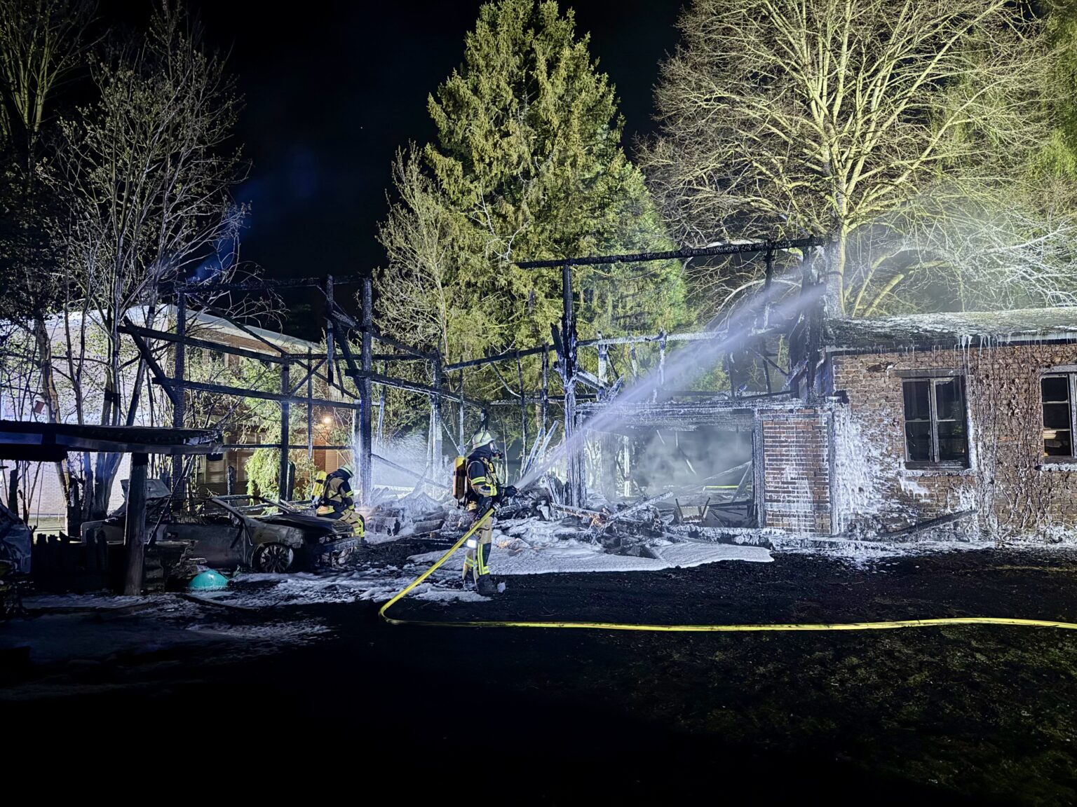 Feuer in Essen-Bochold erfasst Carports, Fahrzeuge und Holzunterstand