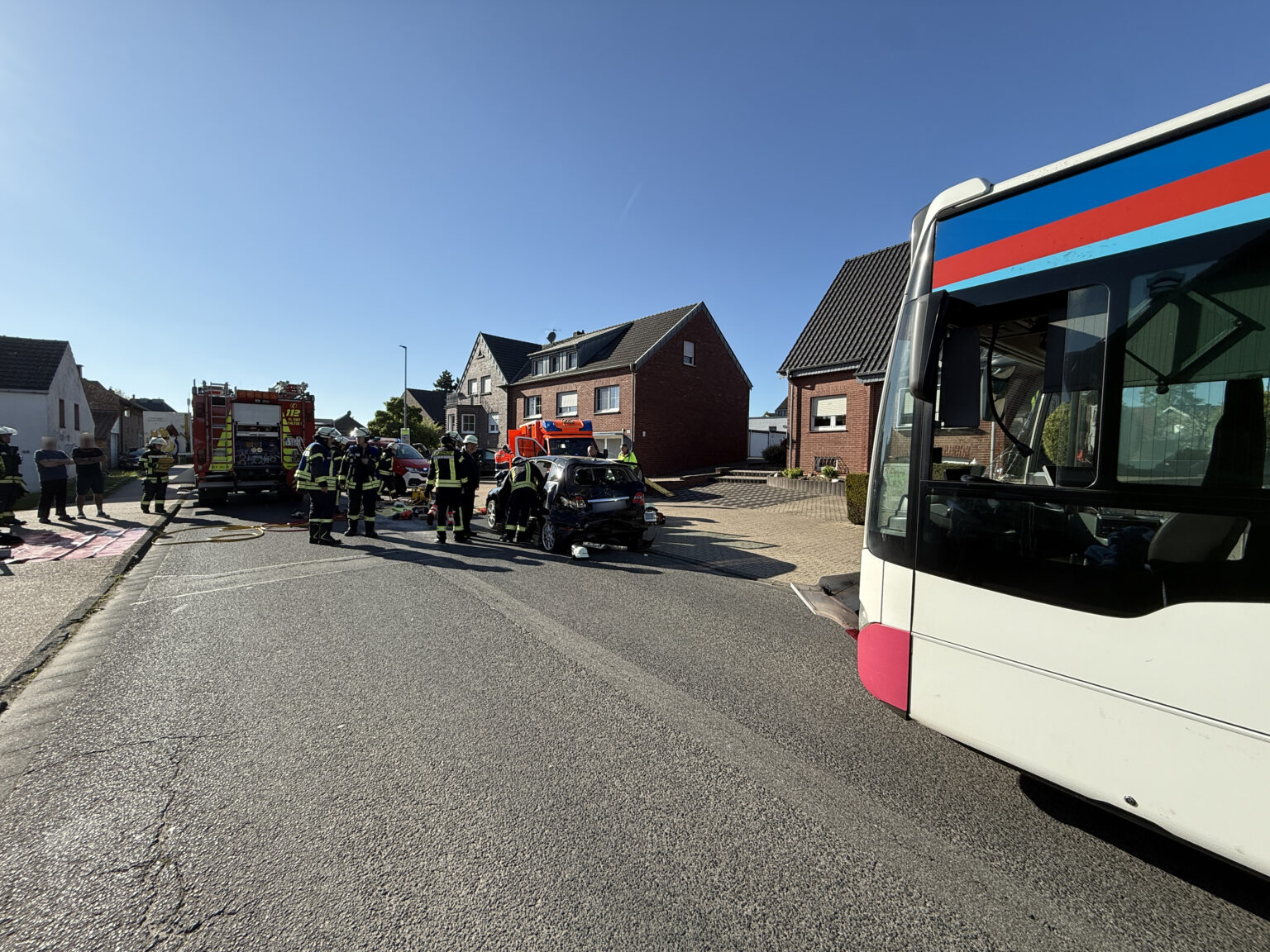 Pkw-Fahrer nach Unfall in Schwalmtal-Waldniel aus Fahrzeug gerettet