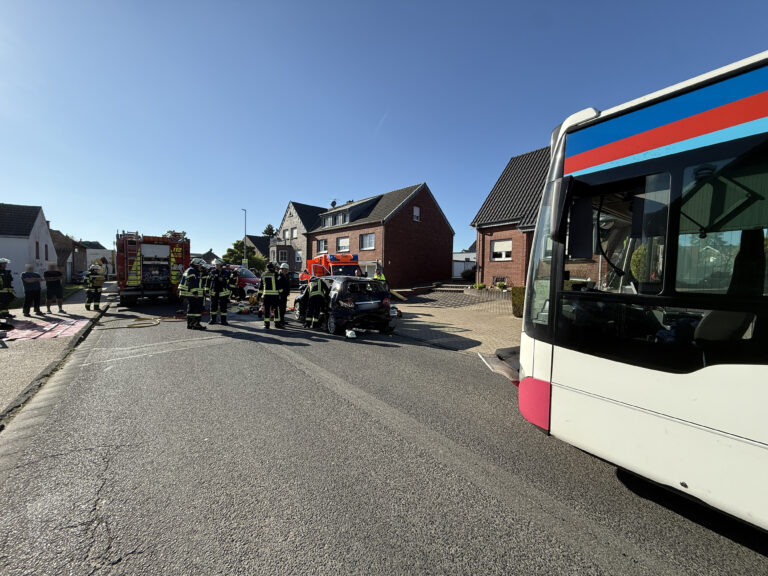 Pkw-Fahrer nach Unfall in Schwalmtal-Waldniel aus Fahrzeug gerettet