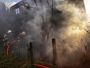 Wagenbrand in Schermbeck: Feuerwehr verhindert Übergreifen auf Gebäude