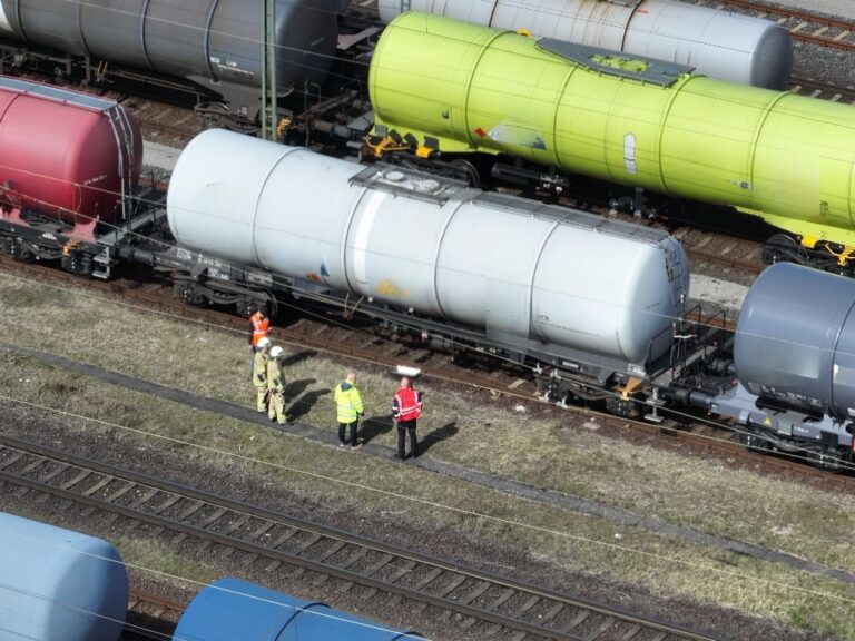 Austretendes Kerosin aus Kesselwagen führt in Lehrte zu Großeinsatz