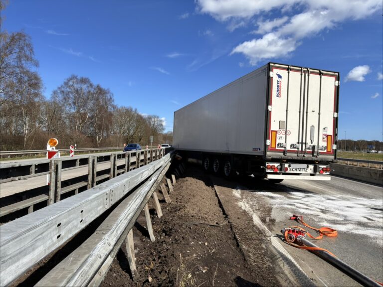 Nach Unfall auf der A1 bei Wildeshausen tritt Diesel aus