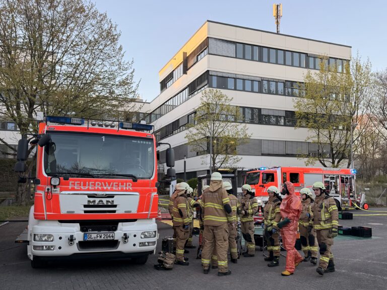 Rauchentwicklung in Labor: Feuerwehr in Bergisch Gladbach stundenlang gefordert