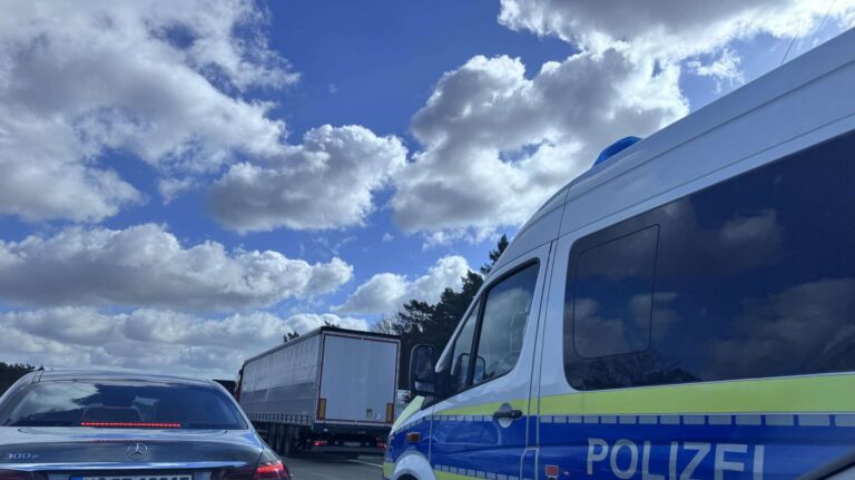 Unfall bei Steinau: L 3195 nach Zusammenstoß voll gesperrt