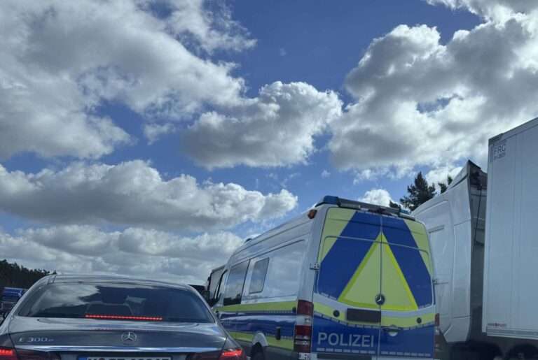 Schwerer Unfall auf der B109 bei Anklam: Strecke in beide Richtungen gesperrt