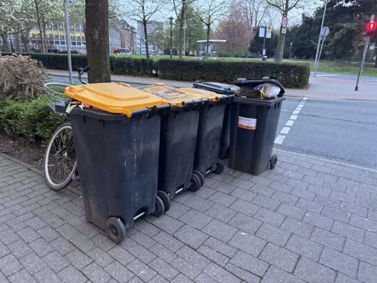 Drogendealer verliert Hose und versteckt sich in Mülltonne