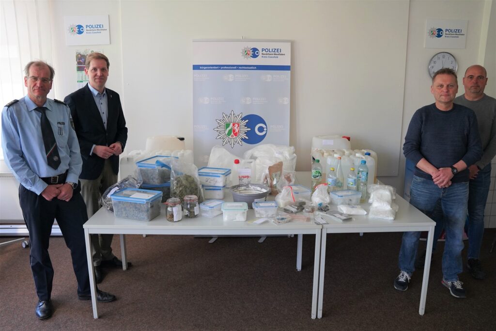Polizei entdeckt in Dülmen ein Drogenlabor und stellt Drogen im Wert von rund 200.000 Euro sicher.