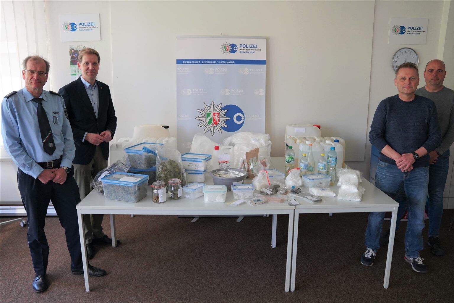 Polizei entdeckt in Dülmen ein Drogenlabor und stellt Drogen im Wert von rund 200.000 Euro sicher.