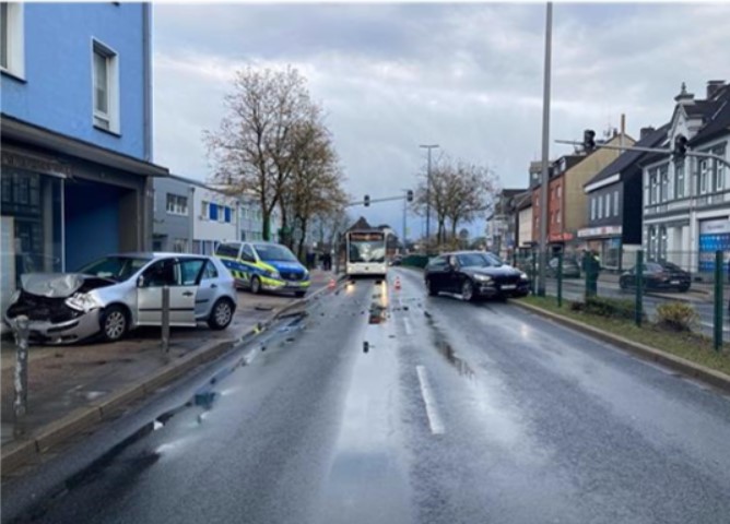 Jugendlicher ohne Führerschein verursacht schweren Unfall in Velbert