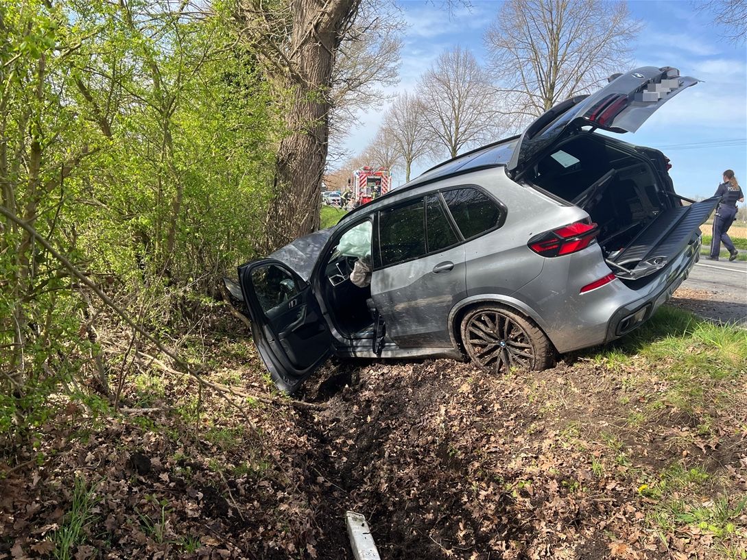 Baumunfall bei Ascheberg-Herbern, Fahrer aus Münster verletzt