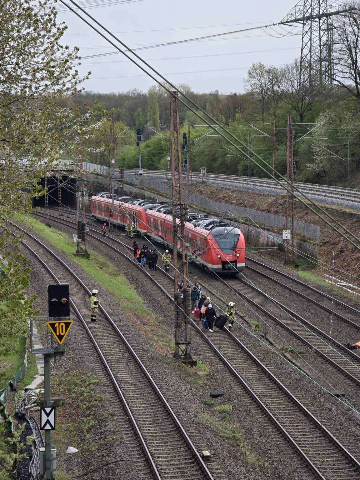 Nach Oberleitungsschaden in Haan-Gruiten: Fahrgäste aus S-Bahn auf freier Strecke gebracht