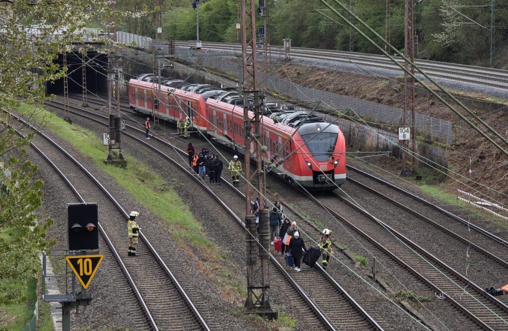 Nach Oberleitungsschaden in Haan-Gruiten: Fahrgäste aus S-Bahn auf freier Strecke gebracht