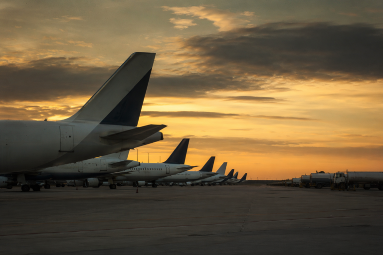 Kerosinmangel 2026 – geparkte Flugzeuge auf leerem Flughafenvorfeld