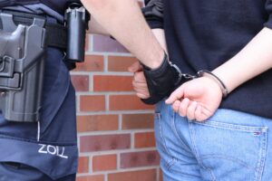 Bildunterschrift: Der Zoll nahm gestern einen gesuchten Sexualstraftäter in Münster fest (Symbolbild).