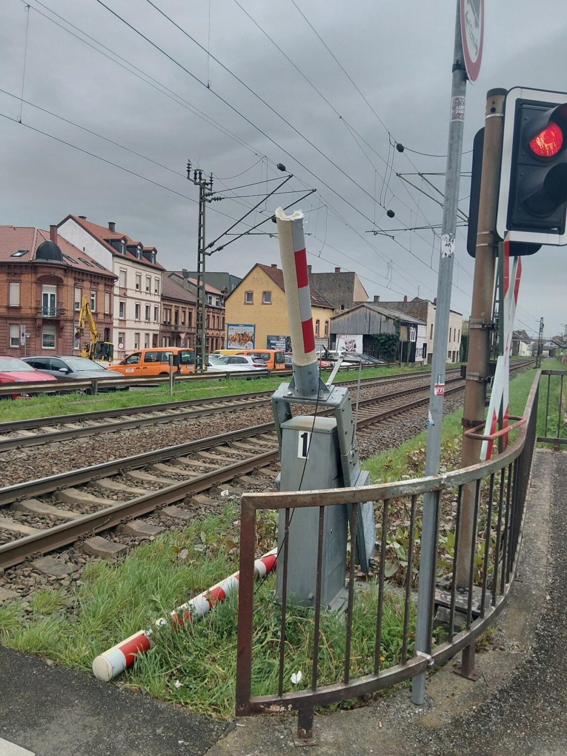In Neustadt an der Weinstraße beschädigt ein Lkw die Schranke an einem Bahnübergang