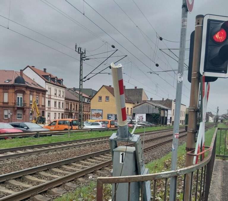In Neustadt an der Weinstraße beschädigt ein Lkw die Schranke an einem Bahnübergang