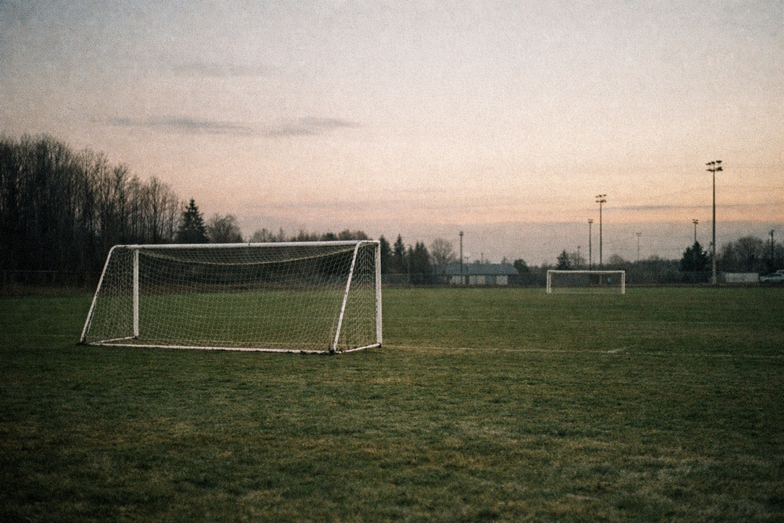 Leeres Fußball-Trainingsgelände bei Dämmerung