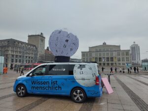 Der Wikipedia-Bus kommt am 9. Mai 2026 nach Münster und zeigt auf dem Harsewinkelplatz, wie freies Wissen entsteht.