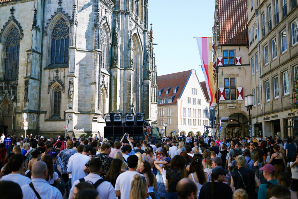 Rund 1.500 Menschen nahmen am 1. Mai an der Tanzdemo in Münster teil. Die Route führte von der B-Side bis zum Hawerkamp.