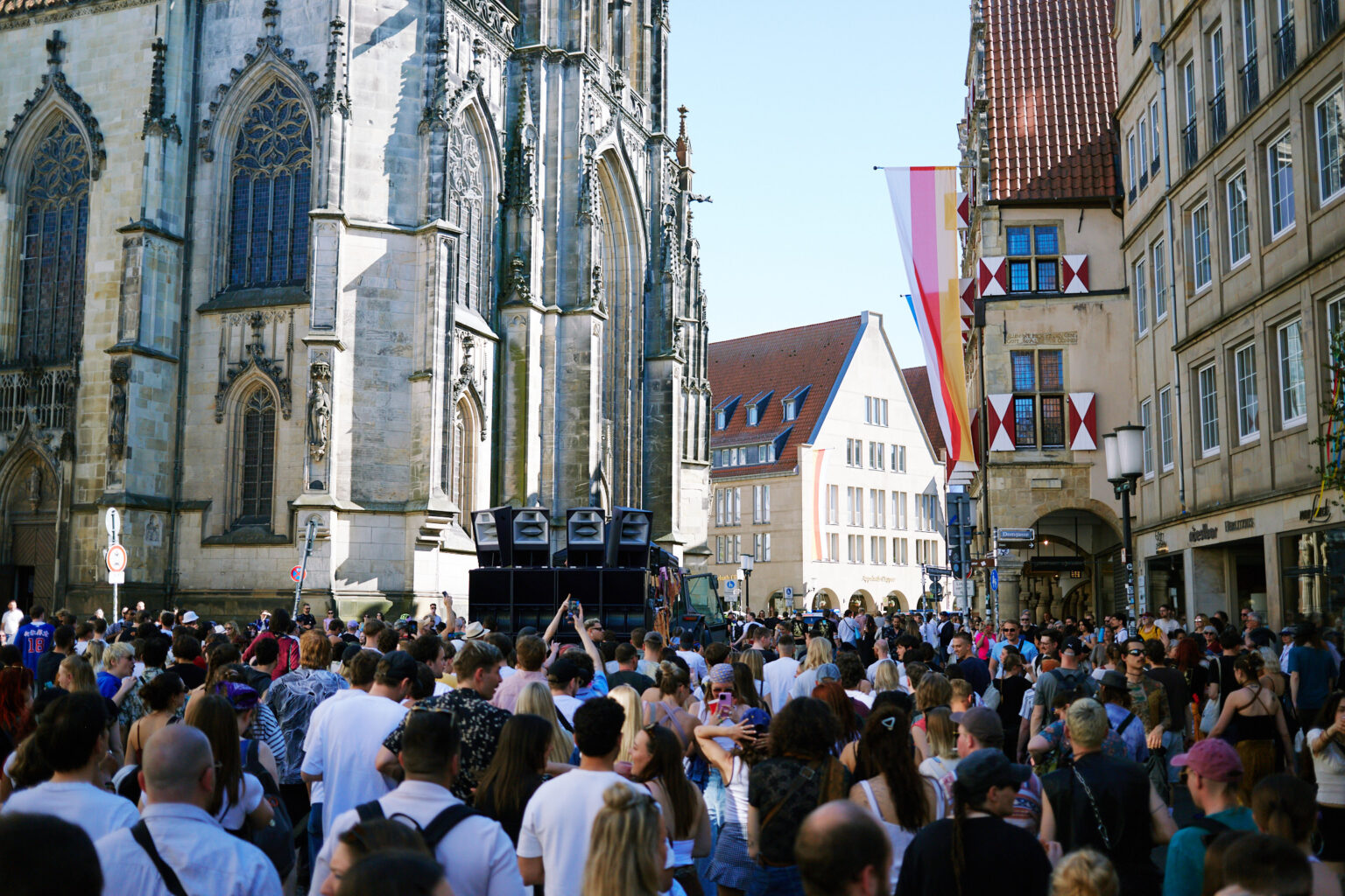 Rund 1.500 Menschen nahmen am 1. Mai an der Tanzdemo in Münster teil. Die Route führte von der B-Side bis zum Hawerkamp.