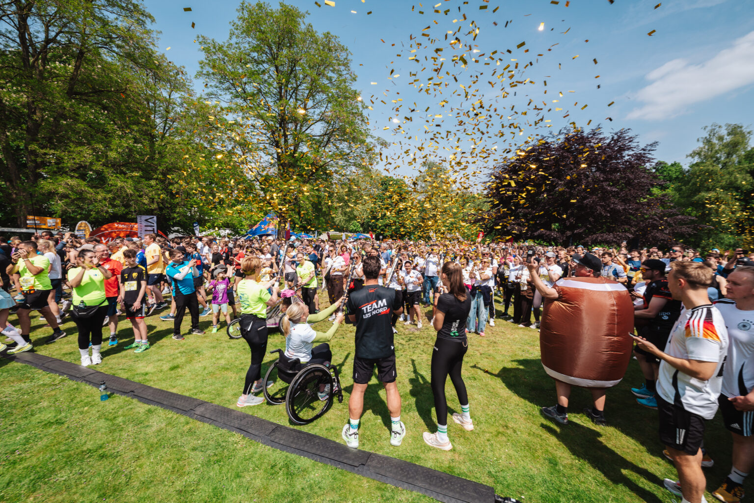 Beim Wings for Life World Run Münster 2026 gingen mehr als 1.300 Menschen an den Start. Rund 40.000 Euro fließen in die Rückenmarksforschung.