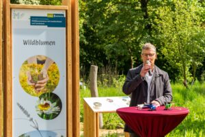 Münster hat an der Weseler Straße einen neuen Naturlehrgarten mit Wildblumenwiese, Naschgarten und Waldmeile eröffnet.