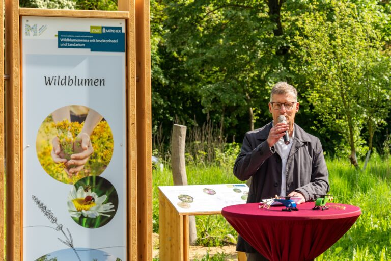 Münster hat an der Weseler Straße einen neuen Naturlehrgarten mit Wildblumenwiese, Naschgarten und Waldmeile eröffnet.