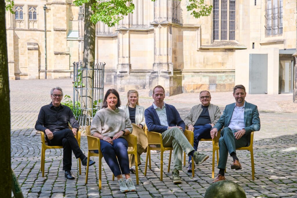 Die Domplatz-Oase Münster startet am 11. Mai. Bis Ende Oktober laden 80 gelbe Stühle unter den Linden zum Verweilen ein.